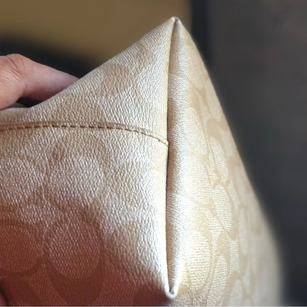 EUC: COACH CITY TOTE IN SIGNATURE CANVAS (THIS IS A STEAL) - Picture 10 of 13